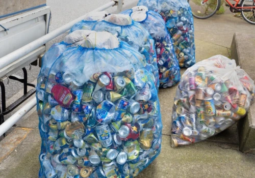 System kaucyjny dojedzie do domów. Zabiorą dwa worki z puszkami i butelkami