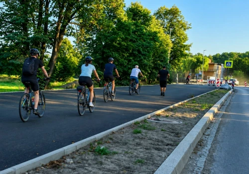 Nowa droga rowerowa przy ul. Piastowskiej już wyasfaltowana. Rowerzyści korzystają z niej jeszcze przed końcem inwestycji
