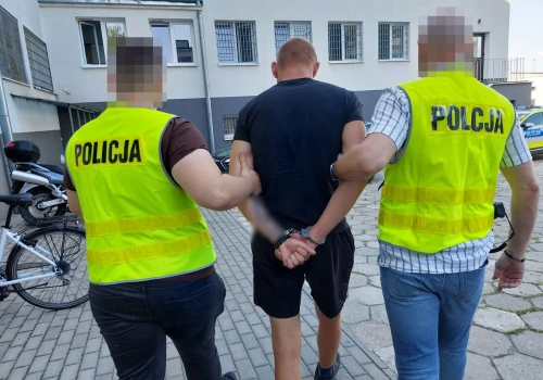 Ukrywał się za granicą, zmieniając miejsca pobytu. 25-latek zatrzymany w rodzinnym domu