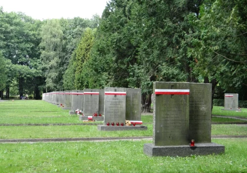 5,5 tony prochów. Największy pogrzeb w historii Warszawy