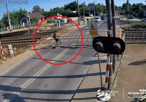 O włos od tragedii. Hulajnogą ominął rogatki i prawie wjechał wprost pod rozpędzony pociąg