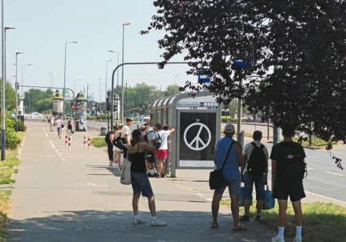 Przystanki próbują usmażyć pasażerów. W upał trudno na nich wytrzymać (Galeria)