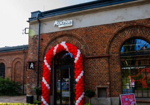 Najpiękniejszy Auchan w Polsce otworzył podwoje. Zakupy zrobisz w industrialnym zabytku