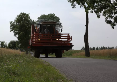 Rolnik po żniwach dziękuje kierowcom. „Nie było hejtu. Były piąteczki”
