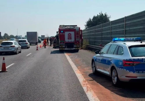 Korek na autostradzie A4. Z ciężarówki wyciekło paliwo