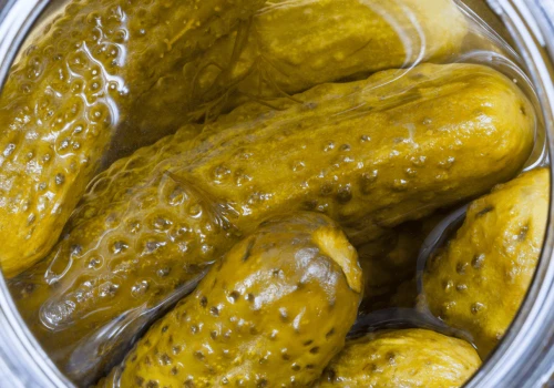 Ogórki kiszone to balsam dla jelit, ale jest jeden haczyk. Te osoby powinny omijać je szerokim łukiem