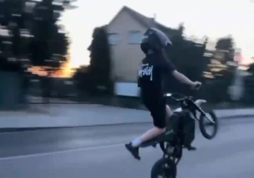 Finał niebezpiecznych rajdów w Internecie. Policjanci z Legionowa przerwali „live’a” nastolatka