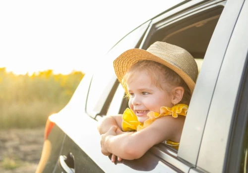 Podróż samochodem z małym dzieckiem – jak przygotować auto, klimatyzację i postoje na długiej trasie