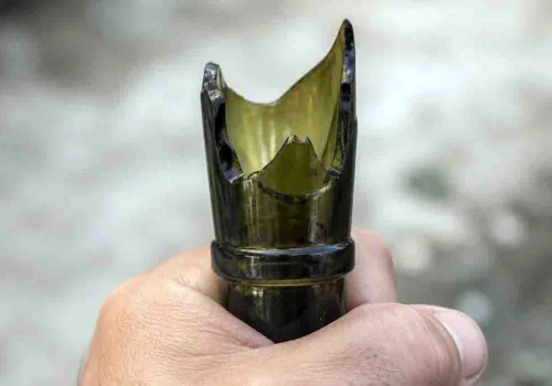 Groza w Zielonej Górze. Po chodniku biegał młody mężczyzna z podciętym gardłem