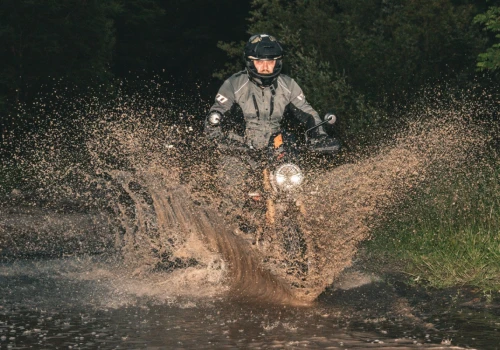 Triumph Scrambler 400 XC – zawstydzi niejedno turystyczne enduro. Test podczas 11 patentów na adventure kat. A2