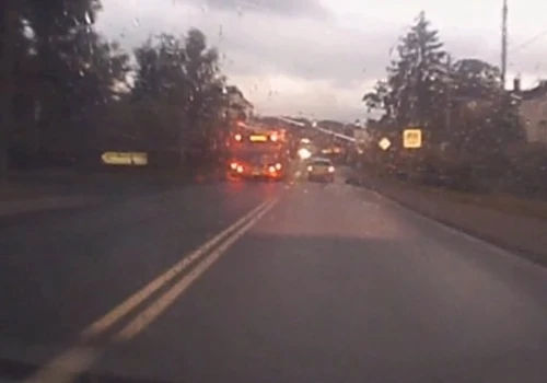 Brawurowa jazda kierowcy miejskiego autobusu. Wszystko nagrała kamera