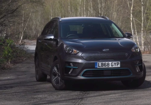 Kia e-Niro i akcja przywoławcza. „Niewystarczający monitoring baterii”, ryzyko pożaru. To tak osiągano degradację 0 proc.? :)