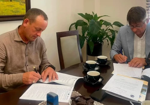 Umowa podpisana. Dariusz Sala wybuduje trasę pieszo-rowerową z Chojnic do Charzyków