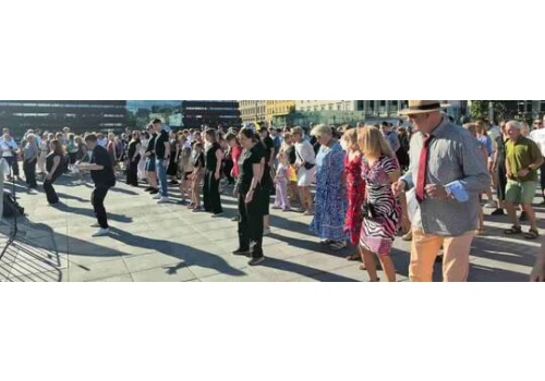 Ciepły letni wieczór, muzyka i taniec. Nie przegap ostatniej potańcówki pod NFM!