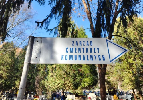 Uwaga na cmentarzach w Krakowie. ZCK ostrzega przed niebezpieczeństwem