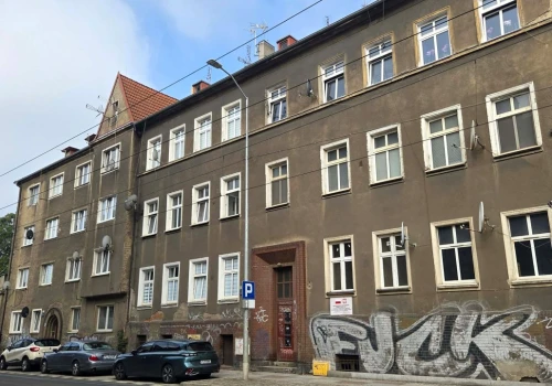 Zabytkowe kamienice przy Kolumba do remontu