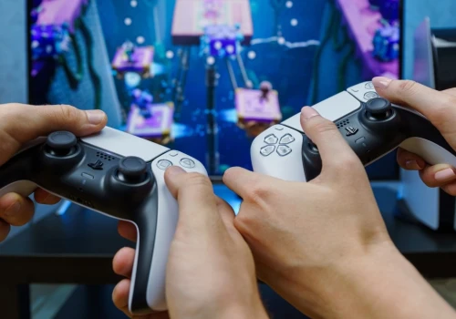 Szukacie gamingowych planów na drugi miesiąc wakacji? PlayStation poleca hity z PS Plus dla całej rodziny