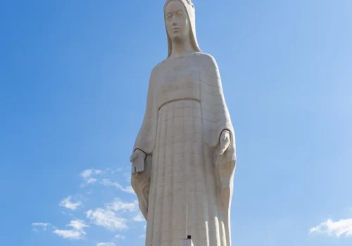 O polskiej wiosce zrobiło się głośno na świecie. Ma najwyższą figurę maryjną w Europie