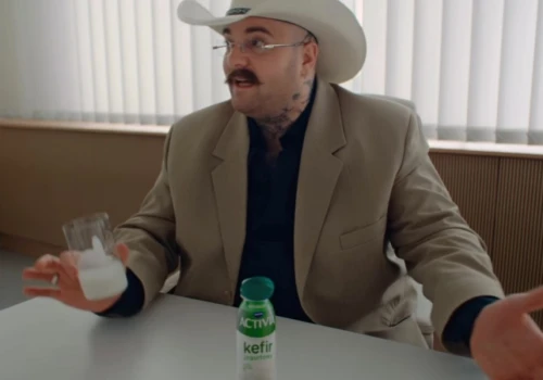 Bedoes 2115 reklamuje kefir francuskiej marki i znów się tłumaczy