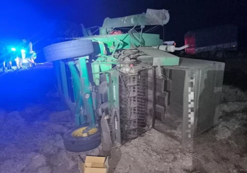 Szczyt żniw i bezmyślność na drodze. Pijany kierowca auta wjechał w kombajn