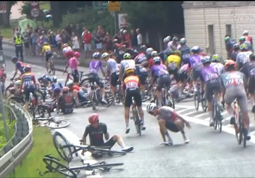 Potężna kraksa na Tour de Pologne w Piechowicach. Konieczna była neutralizacja wyścigu.