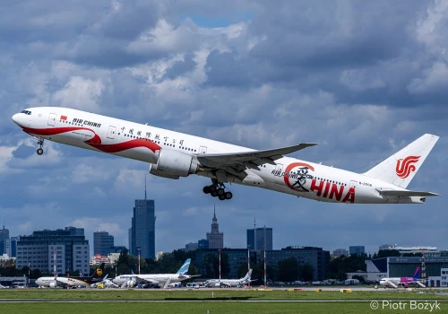 Warszawa. Boeing B777-300ER Air China do końca sezonu letniego