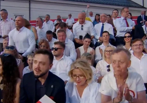 Tego Nawrocki się nie spodziewał. Ludzie naglę zaczęli wstawać z miejsc