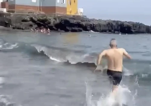 Burmistrz kąpie się w zanieczyszczonej wodzie. Kontrowersje wokół Playa Jardín na Teneryfie