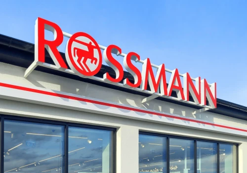 Promocja na zapachy w Rossmannie. Obniżka o ponad 100 zł i prezent za symboliczną złotówkę