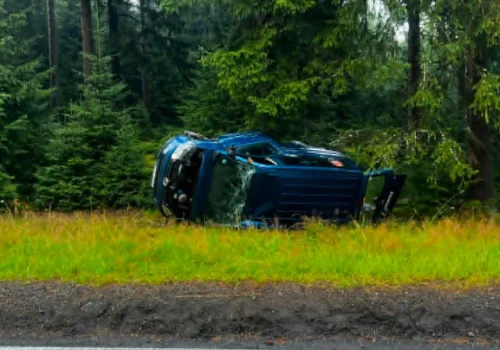 Ciężarówka otarła się o busa. Volkswagen wypadł z drogi i przewrócił się na bok