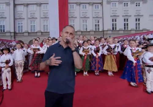 Eldo zaskoczył na Krakowskim Przedmieściu. Zagrał z ludową kapelą przed Pałacem Prezydenckim