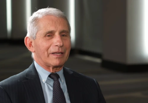 Anthony Fauci uznany winnym. W tle ogłoszona pandemia koronawirusa