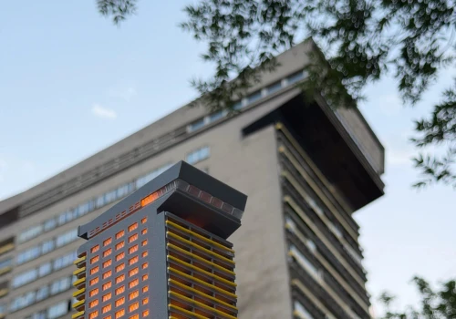 Ikony brutalizmu znów robią furorę, ale tym razem w niecodziennej formie ręcznie robionej lampki