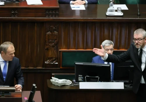 Tusk sojusznikiem Brauna? Poseł: Gra na jego jak najwyższy wynik