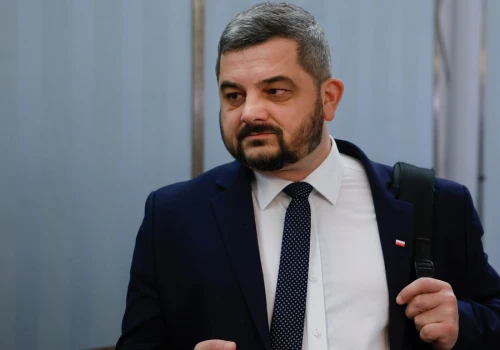 Był jednym z najbliższych ludzi Kaczyńskiego. Teraz jest na wylocie z PiS