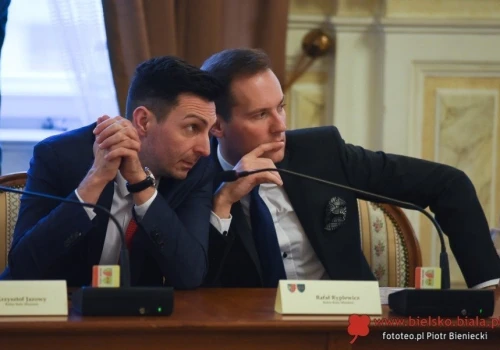 Zbieg okoliczności w dwóch spółkach. Premier prosił, by nie było tu polityki, bo to budzi podejrzenia