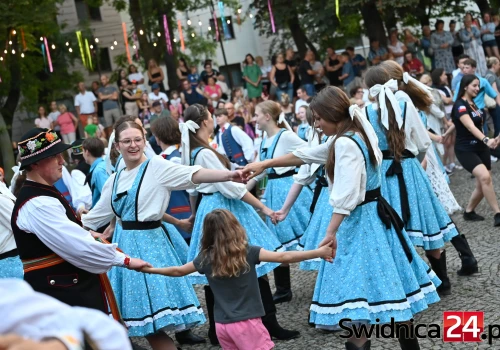 Potańcówka na ludowo. Trwa 34. Międzynarodowy Festiwal Folkloru w Strzegomiu