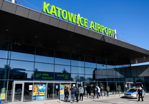 Walizka porzucona przed lotniskiem w Katowicach. W środku zakazane przedmioty