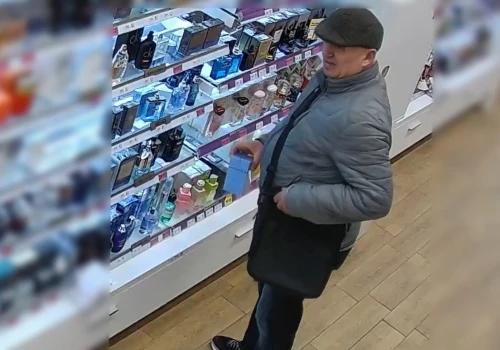 Mężczyzna w sile wieku dwa razy okradł drogerię Hebe na ul. Sielskiej w Olsztynie. Teraz szuka go policja