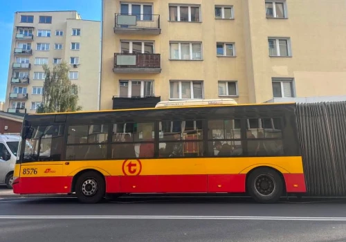 Kierowca autobusu jeździł w upale po Warszawie w spódnicy. Dostał karę od ZTM. 