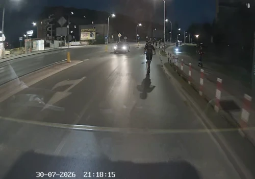 Młodzież na hulajnogach elektrycznych coraz częściej łamie prawo