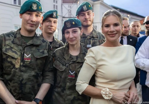 Marta Nawrocka w kolorze sezonu na rocznicy zaprzysiężenia Nawrockiego