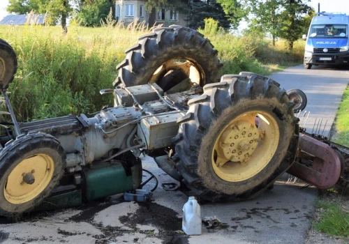 Tragiczny wypadek w Podolanach. Ciągnik przewrócił się na skarpie i przygniótł 64-latka