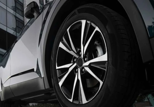 Kupili auto za pół miliona i zadarli ze skarbówką. Karny podatek ich zrujnował