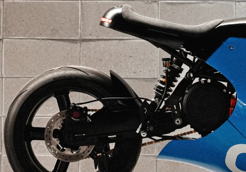Ten café racer wygląda obłędnie. Jego twórcy chcą naprawić problem elektrycznych motocykli