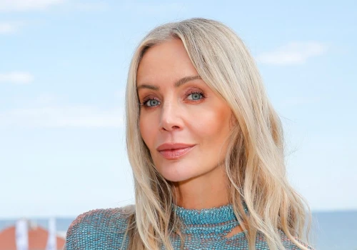Agnieszka Woźniak-Starak w zwiewnej sukience. Kolor jest hitem sezonu