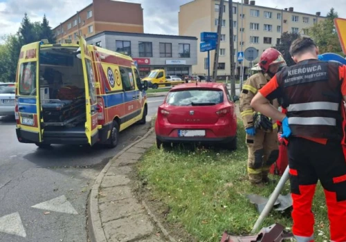 Kosiarz trawy potrącony przez osobówkę na rondzie Agnieszki Osieckiej
