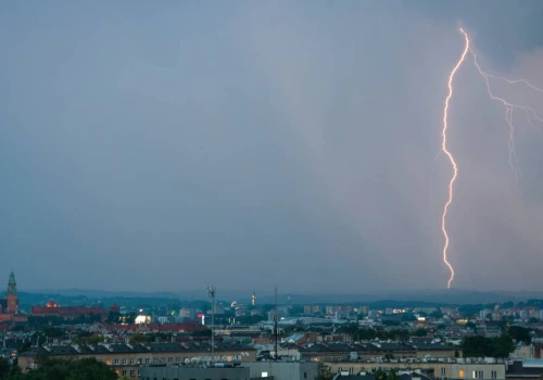 Silne burze nad Polską. Eksperci mówią, czy zamykanie okien jest konieczne