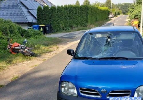 15-latek na crossie próbował uciec przed kontrolą. Potrącił strażnika leśnego i uderzył w auto