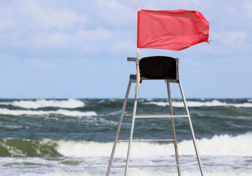 Czerwone flagi na czterech plażach. Sanepid ostrzega: nie wchodź do wody